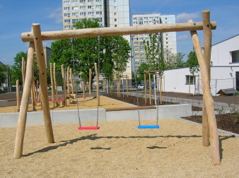 große Sandfläche mit Schaukel mit zwei Sitzen 