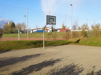 Basketballfläche mit Ständer und Korb