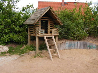 Aus Holz bestehendes Haus mit Leiter