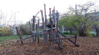 Kletterturm mit kleinen roten Äpfeln aus Holz