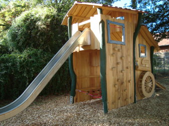 In Holz verkleidetes Turmhaus mit Rutsche