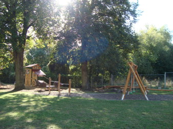 Aus Holz bestehende Schaukel, Reck und Balancierbalken