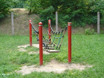 rote Hängebrücke aus Holz und Seilen