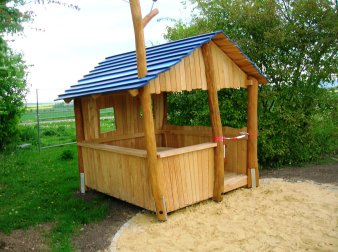 Aus Holz bestehendes Spielhaus