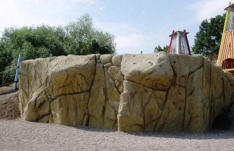 bergige Kletterwand mit bunten Griffen