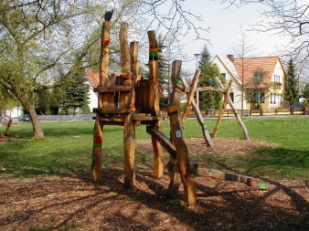 kleiner Kletterturm aus Holz