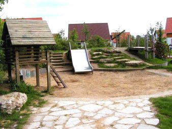 Holzspielhaus und Hangrutsche