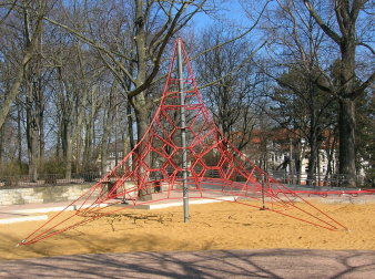 Kletterpyramide aus roten Seilen