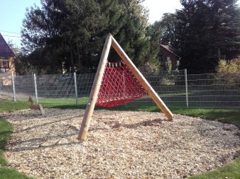 aus Holz und Seilen bestehende Pyramide zum Klettern