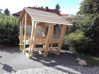 Foto: Spielplatz Brunnenstraße: Sitzhütte © Stadtverwaltung Erfurt Aus Holz bestehende und verbundene Bänke mit Tisch und Überdachung