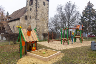 ein Spielplatz vor einer Kirche