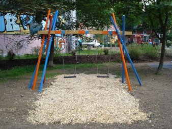 orange-blaue Schaukel mit zwei Sitzen