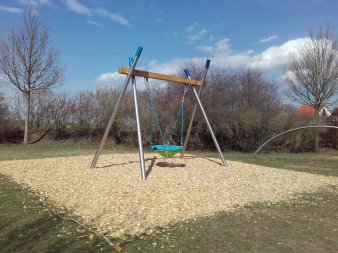 moderne Nestschaukel in Stahl und Holz