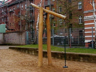 kleine Sandfläche mit Waage aus Holz mit zwei Sitzen