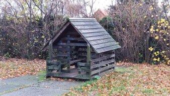 kleines Spielhaus aus Holz