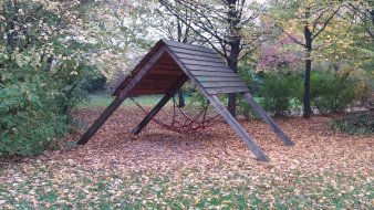 Spielhaus aus Holz mit rotem Netz