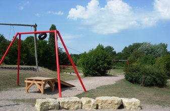 rote Seilbahn mit hölzernem Podest