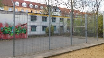 eingezäunter Bolzplatz mit Fußballtor