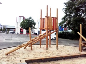 Turm aus Holzelementen