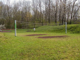 Volleyballfeld mit Netz aus Stahl