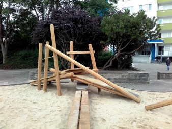 kleine Holzbrücke in Sandkasten