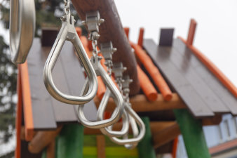 Hangelgriffe auf einem Spielplatz