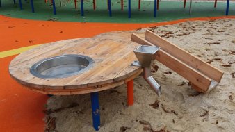 Sandspieltisch aus Holz mit Trichter und Rampe