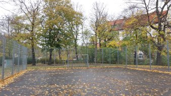 eingezäunter Bolzplatz mit Fußballtor