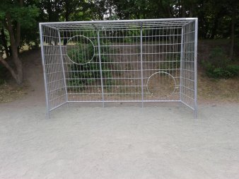 Fußballtor aus Metallgestell mit Zielmarken