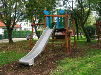 Kletterturm aus Holz mit Rutsche