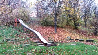 längere geschwungene Rutsche am Hang