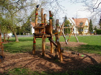 kleiner Kletterturm aus Holz