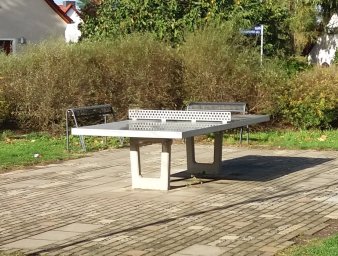 Tischtennisbereich mit Platte aus Beton