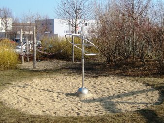 runde Sandfläche mit Drehelement aus Metall