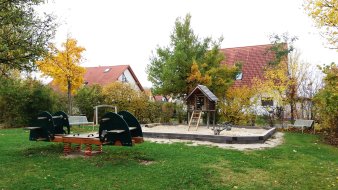 Federwippe, Spielhaus und Sandkasten