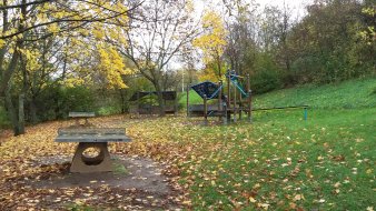 Tischtennisplatten, Grillplatz, Sitzecke und Sitzhütten im Grünen