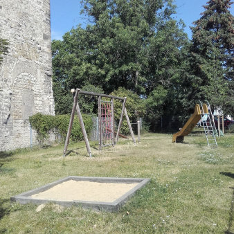 ein Kinderspielplatz mit verschiedenen Spielgeräten