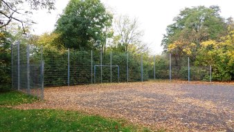 halb eingezäunter Bolzplatz mit Fußballtor