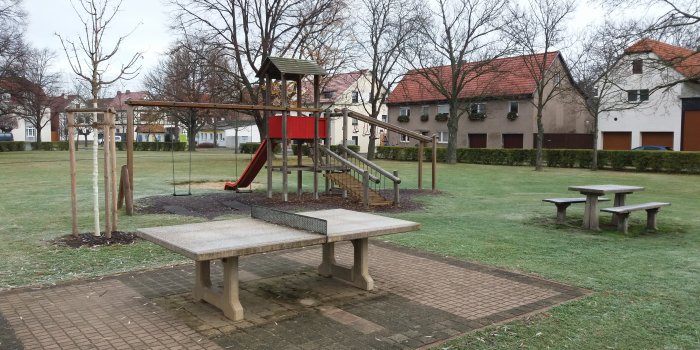Foto: Spielplatz Dorfplatz: Kombi-Spielanlage © Stadtverwaltung Erfurt Tischtennisplatte und Anlage zum Schaukeln, Klettern und Rutschen