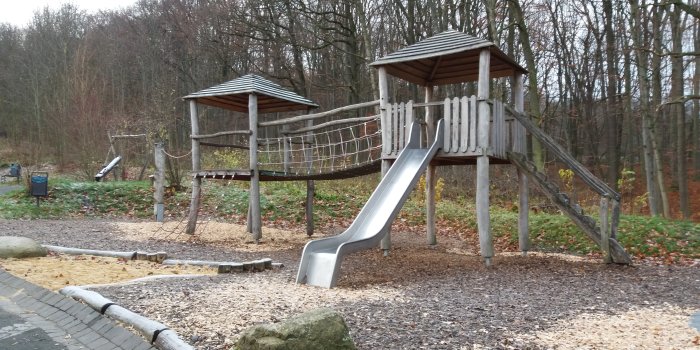 Foto: Spielplatz In der Birke/Märchenweg © Stadtverwaltung Erfurt Am Waldrand stehende und verbundene Turmhäuser mit Aufstieg und Rutsche