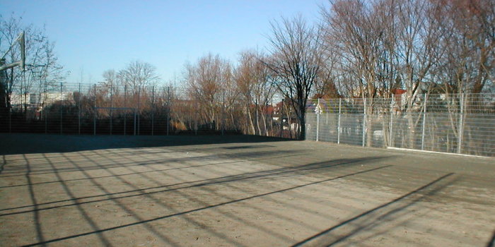 Foto: Bolzplatz Curiestraße: Bolzplatz © Stadtverwaltung Erfurt eingezäunter Bolzplatz mit Fußballtor