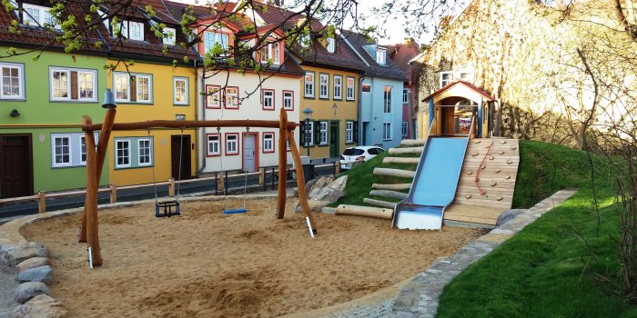 Foto: Spielplatz Glockengasse: Turmhaus mit Rutsche und Doppelschaukel © Stadtverwaltung Erfurt Rutsche und Doppelschaukel