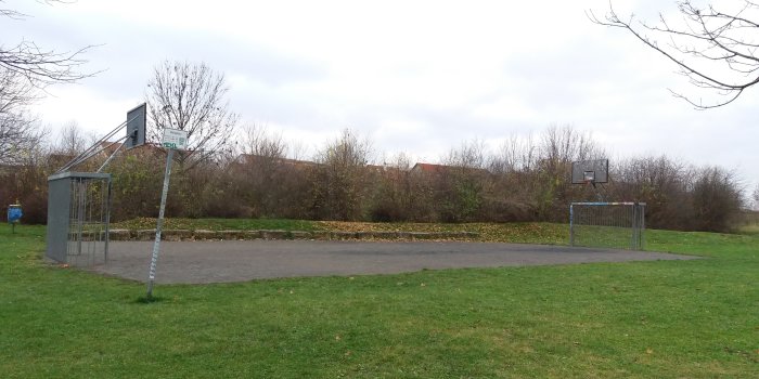 Bolzplatz mit Toren und Basketballkorb