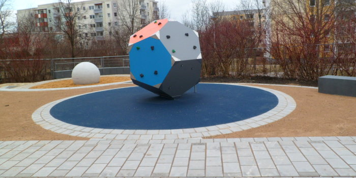 Foto: Spielplatz Am Drosselberg: Kletterwürfel © Stadtverwaltung Erfurt großer bunter zehnseitiger Kletterwürfel