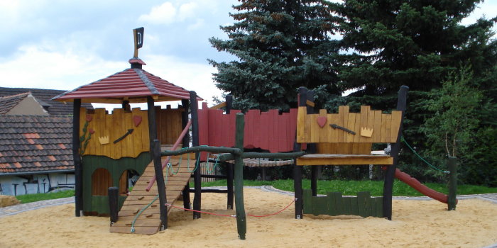 Interner Verweis: Dornröschenschloss auf dem Spielplatz in der Kirchstraße im Erfurter Ortsteil Azmannsdorf