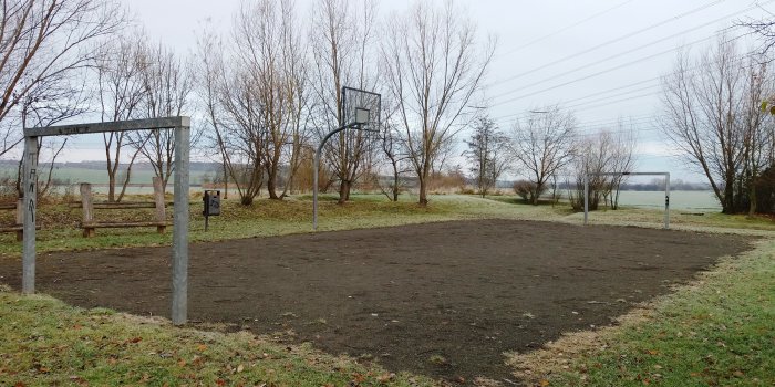 Foto: Bolzplatz Naturerlebnisraum: Spielfeld © Stadtverwaltung Erfurt Spielfeld mit Toren und Basketballkorb