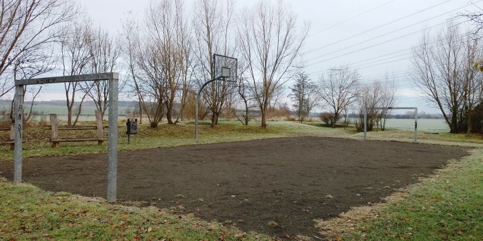 Spielfeld mit Toren und Basketballkorb