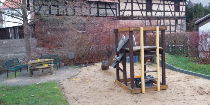 Foto: Spielplatz Zum Rinnebach: Kombi-Spielanlage © Stadtverwaltung Erfurt Spielanlage mit Sandkiste, Tunnel und Sitzecke