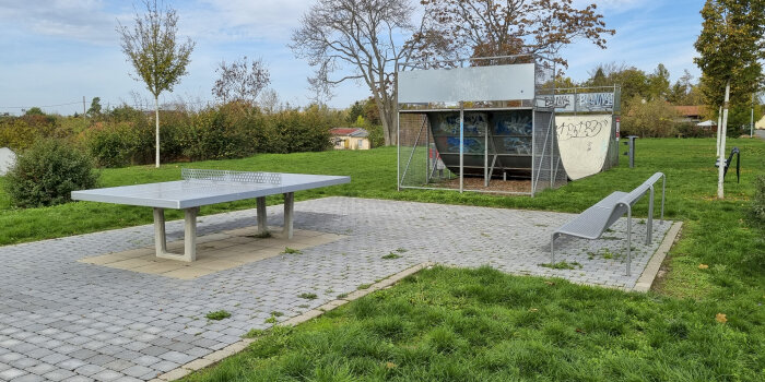 Foto: Spielplatz Schlüterstraße © Stadtverwaltung Erfurt eine Tischtennisplatte, dahinter eine Halfpipe