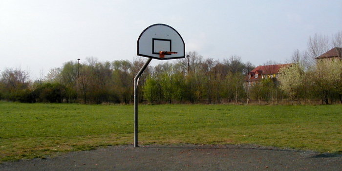 Foto: Bolzplatz Bonhoeffer Straße: Basketballkorb © Stadtverwaltung Erfurt große Rasenfläche mit Basketballkorb